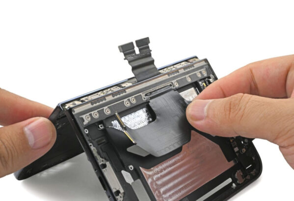 iPhone Duo Parçalarına Ayrıldı: iFixit Söküm Raporu Onarıma Yeşil Işık Yakarken Karmaşık Menteşeyi İşaret Ediyor 3 iPhone Duo Parçalarına Ayrıldı: iFixit Söküm Raporu Onarıma Yeşil Işık Yakarken Karmaşık Menteşeyi İşaret Ediyor