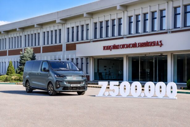 Tofaş, 7,5 Milyonuncu Aracını Üretti! 2 Tofaş, 7,5 Milyonuncu Aracını Üretti!