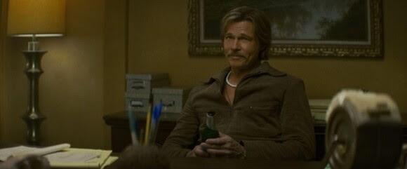 NETFLIX, CLIFF BOOTH’UN BAŞINA GELEN DİĞER TALİHSİZLİKLER FİLMİNDEN YENİ GÖRSELLER PAYLAŞTI