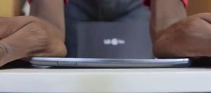 Video: LG G Flex Ne Kadar Dayanıklı 20 LG G Flex dayanıklılık testi