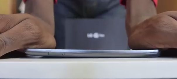 LG G Flex dayanıklılık testi
