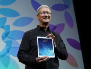 tim cook diretor executivo da apple segura o novo ipad air durante evento de lancamento do novo tablet da marca em san francisco california o aparelho conta com o mesmo tamanho de tela de seu 1382469215750 615x470