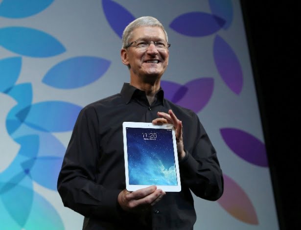 tim cook diretor executivo da apple segura o novo ipad air durante evento de lancamento do novo tablet da marca em san francisco california o aparelho conta com o mesmo tamanho de tela de seu